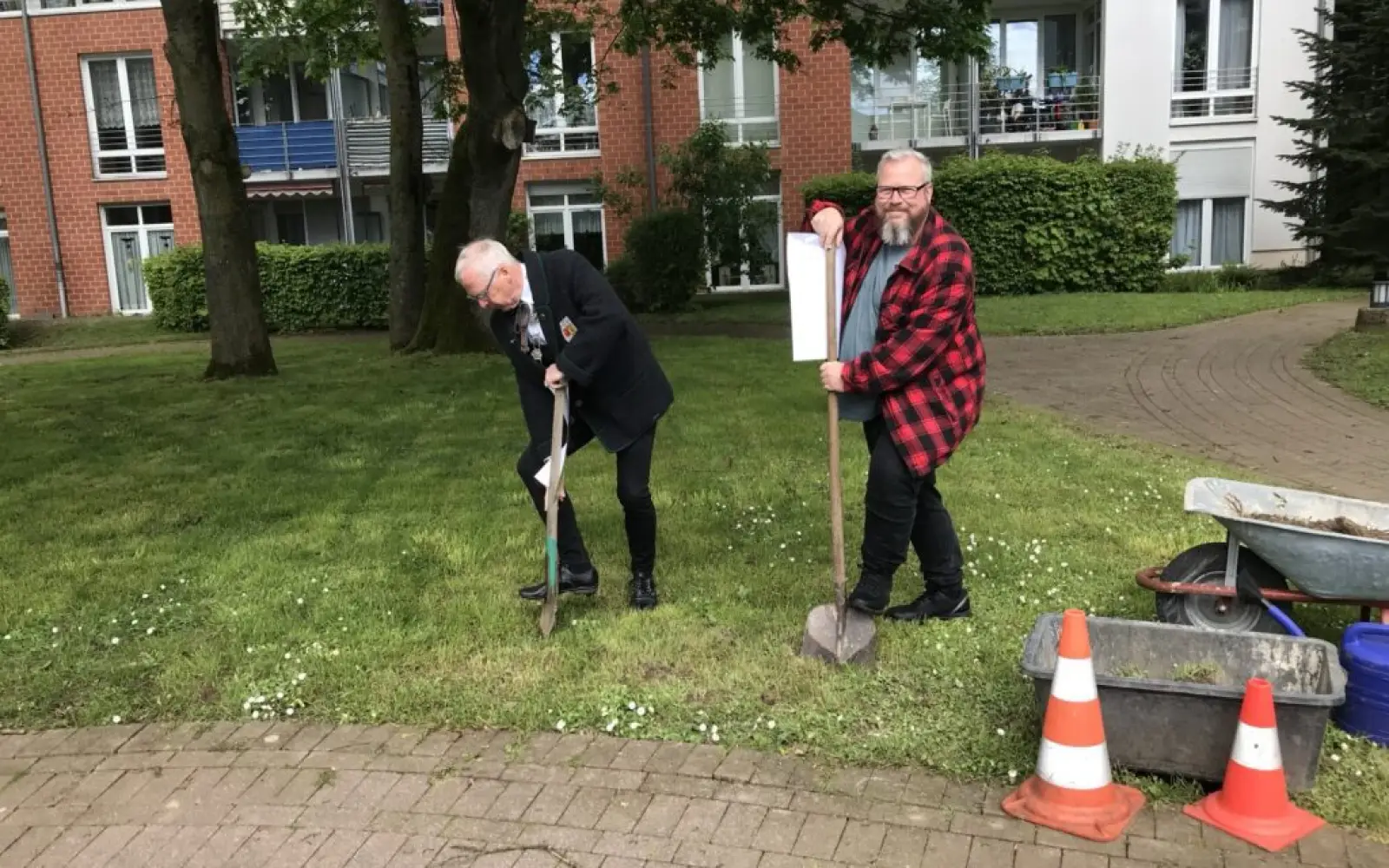 Machten gemeinsam den ersten Spatenstich für eine überdachte Parkbank: Für die St. Sebastianus Bruderschaft Wittlaer Arnold Jahn (links) sowie Andres Becker, stellvertretender Leiter des Pflegeheims., Foto: privat