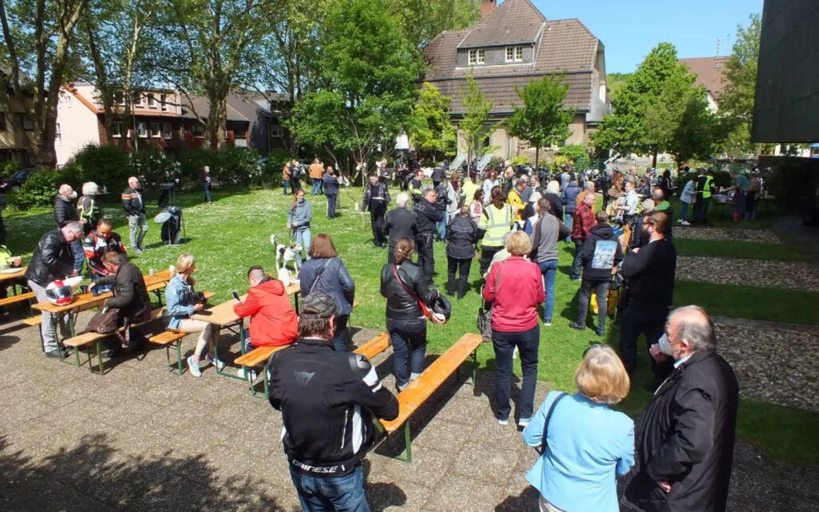 Nach dem Gottesdienst schließt sich ein geselliger Austausch auf der Gemeindewiese an, wie 2023.Foto: mogo-Duisburg.de