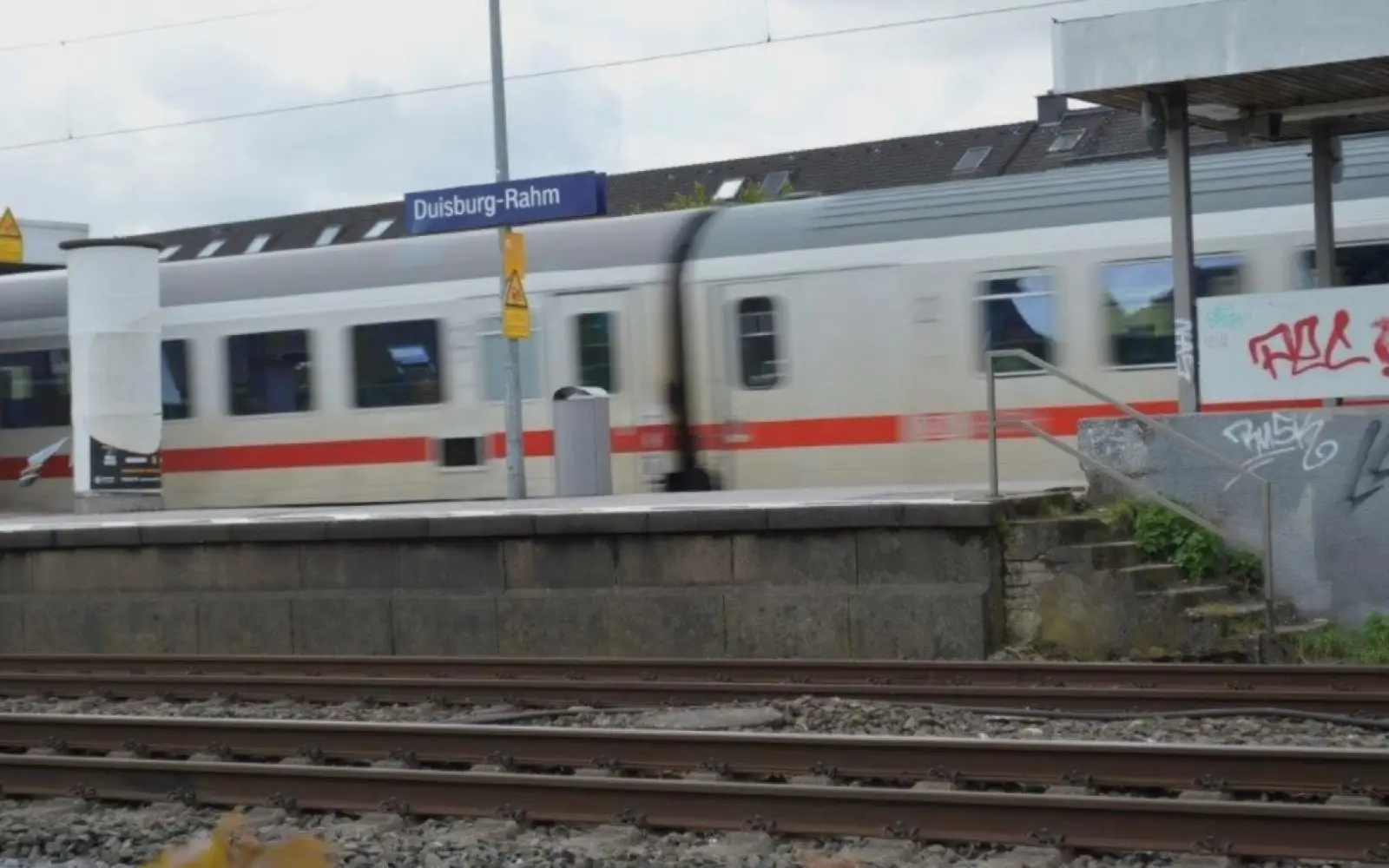 Auf den Gleisen zwischen Düsseldorf und Duisburg fahren kaum Züge, aber es finden umfangreiche Baumaßnahmen statt. Unter anderem ist für die S 1 ein Schienenersatzverkehr eingerichtet worden: Busse fahren die einzelnen Orte an. Foto: sam
