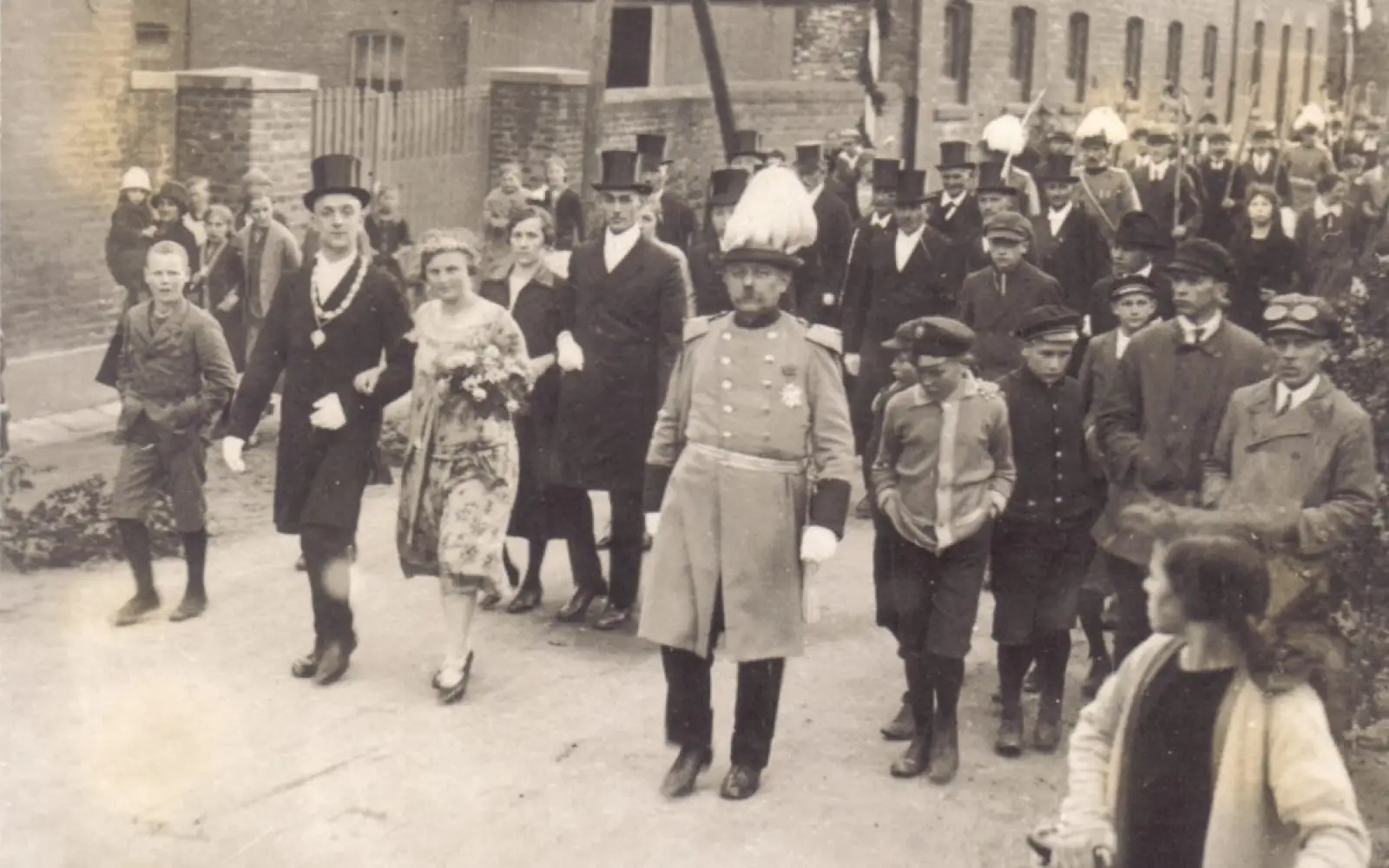 Erster Sermer Schützenkönig wurde 1927 Christian Issel, der seinen Königsschuss auf dem Schießstand in Huckingen errungen hatte. An seiner Seite stand Königin Helene Longerich. Zum Hofstaat gehörten Johann und Grete Peters sowie Clemens und Christine Jägers. Archivfoto: privat