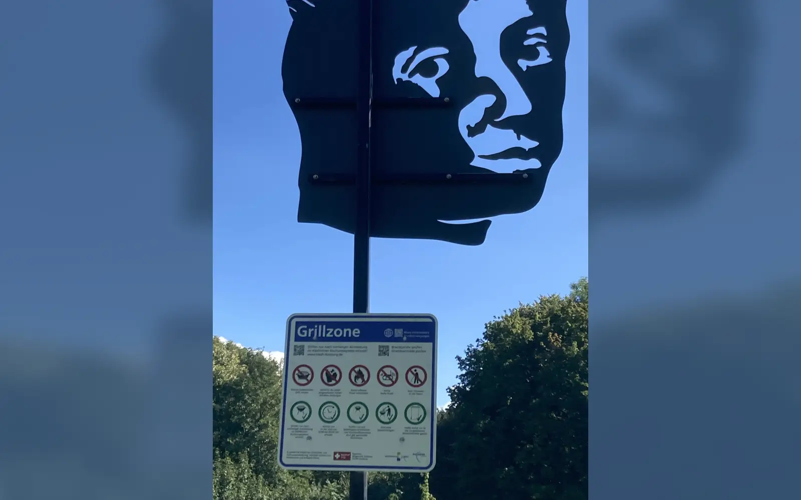 Auf mehreren Schildern stehen die genauen Regeln. Foto: sam