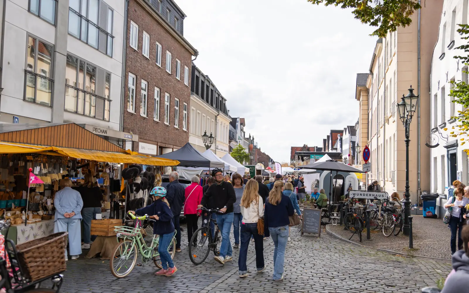 Rund um den Kaiserswerther Markt reihen sich an beiden Festtagen die Stände mit Kunsthandwerk und Küche. Archivfoto: Wir Kaiserswerther
