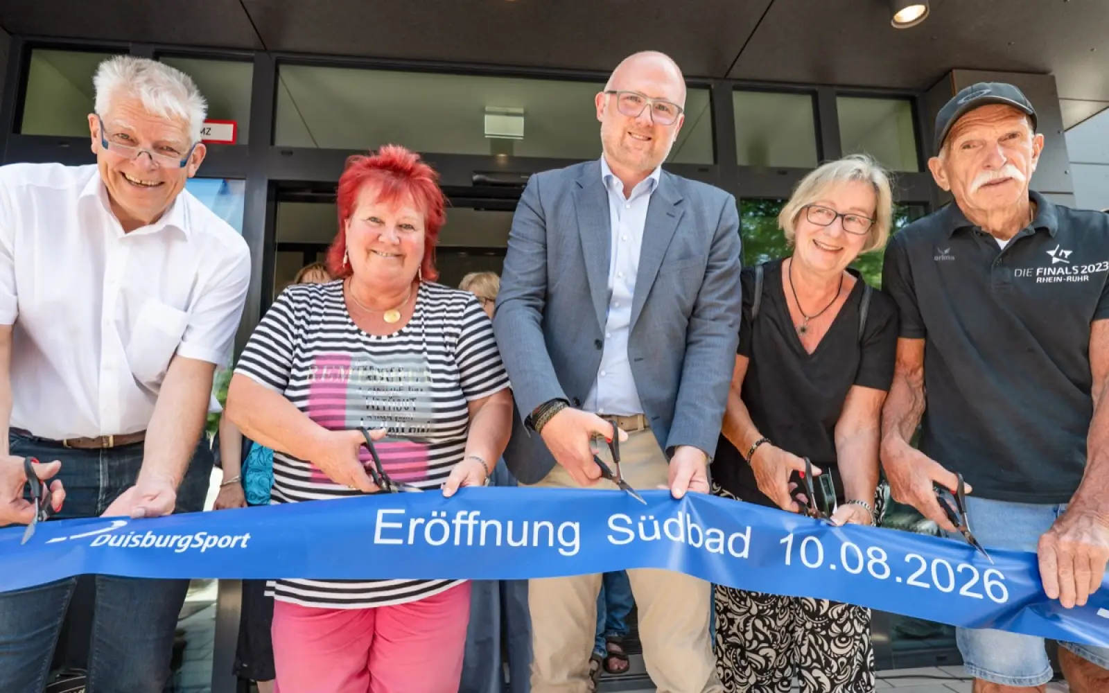 Das blaue Band für das neue Südbad an der Großenbaumer Allee durchschnitten am Montagmittag (von links): Sportdezernent Martin Linne, Bezirksbürgermeisterin Beate Lieske, Oberbürgermeister Sören Link, die stellvertretende Bezirksbürgermeisterin Angelika Kleinefeldt und Werner von Häfen, stellvertretender Vorsitzender des Betriebsausschusses DuisburgSport. Foto: Tanja Pickartz/Stadt Duisburg