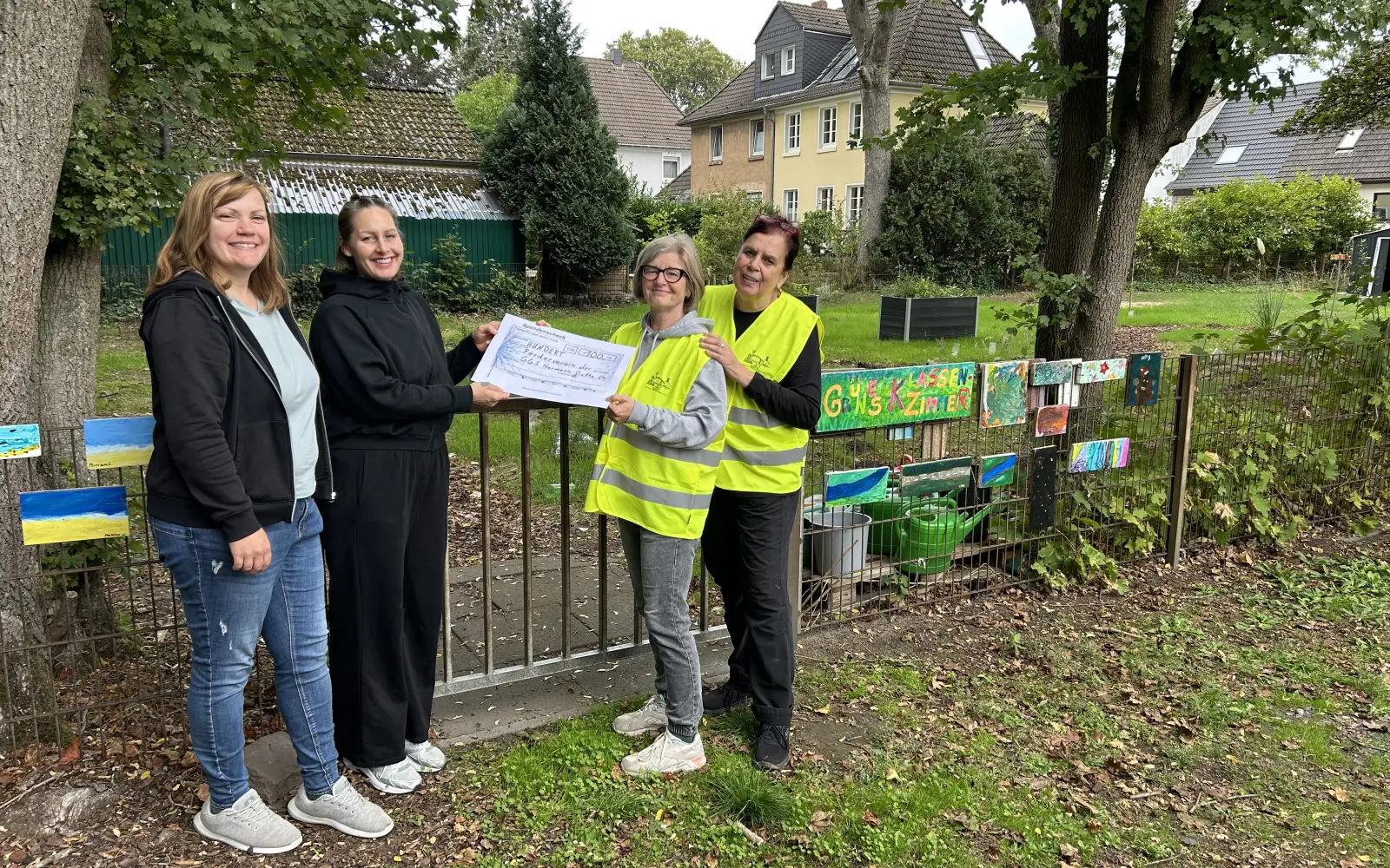 Kassiererin Eva Müller und Lena Schneeberg (Vorsitzende des Fördervereins) freuten sich über den Scheck, den Bettina Hinnemann und Monika Langenberg vom Vorstand des Bürgervereins (von links) übergaben. Foto: privat
