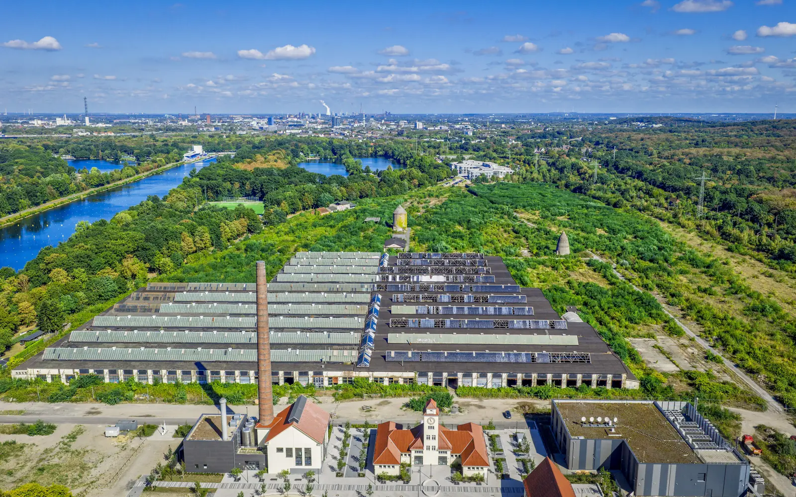 Auf dem Gelände des ehemaligen Bahn-Ausbesserungswerks in Wedau-Nord soll das Technologiezentrum mit rund 21.000 Quadratmetern Büro-, Labor-, Werkstatt- und Technikflächen entstehen. Foto: Ilja Höpping/Stadt Duisburg
