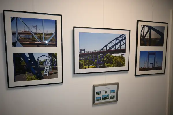 „Das reine Blau“: Fotoausstellung imponiert im Bezirksamt Süd
