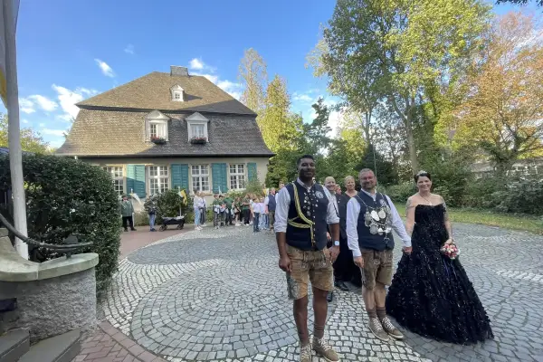 Rahmer Königspaar heiratet, Geburtstagskind Frank Theisen holt den Königsvogel