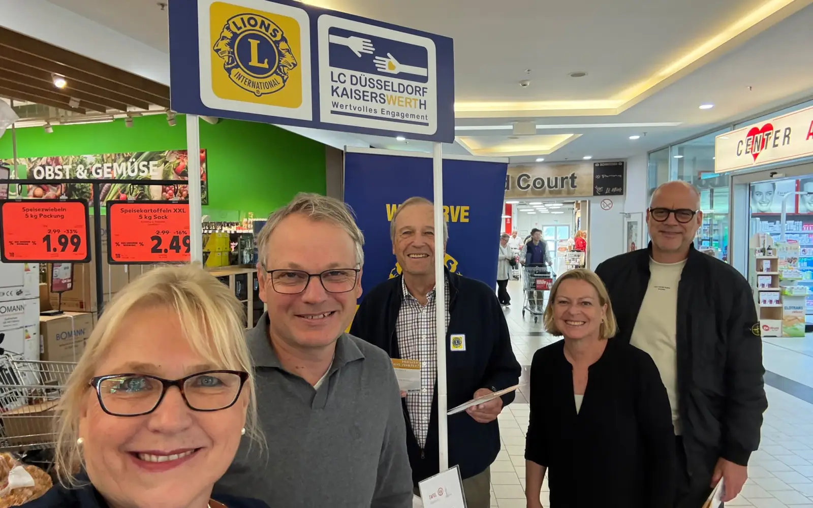 Am Infostand sprachen die Clubmitglieder die Kundinnen und Kunden an und baten um ein Teil mehr im Einkaufswagen. Foto: privat