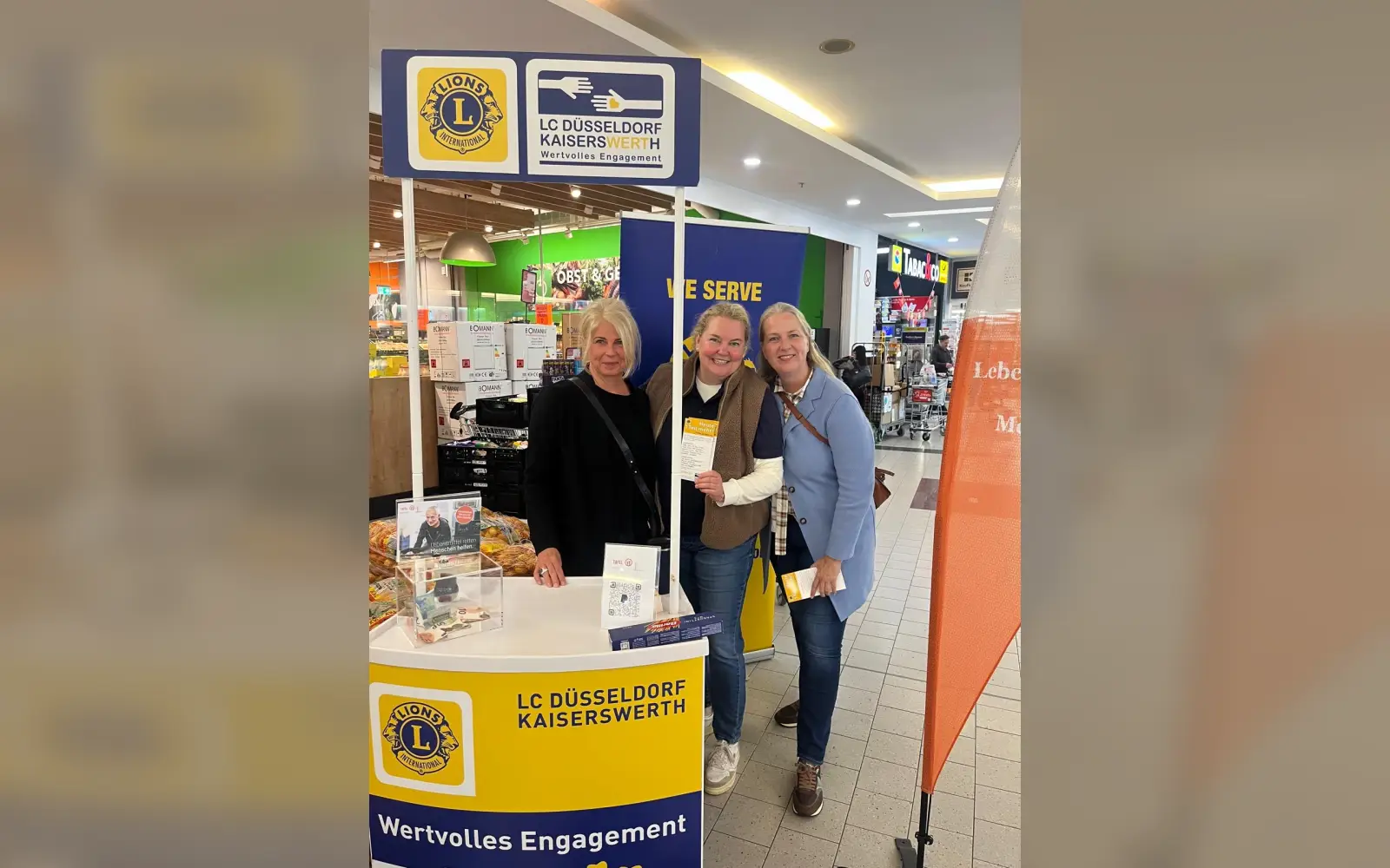 Mitglieder des Lions Club Düsseldorf-Kaiserswerth warben in der Kaufland-Filiale für die Spendenaktion zugunsten der Düsseldorfer Tafel. Foto: privat