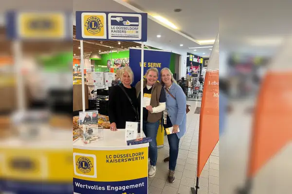 Mitglieder des Lions Club Düsseldorf-Kaiserswerth warben in der Kaufland-Filiale für die Spendenaktion zugunsten der Düsseldorfer Tafel. Foto: privat