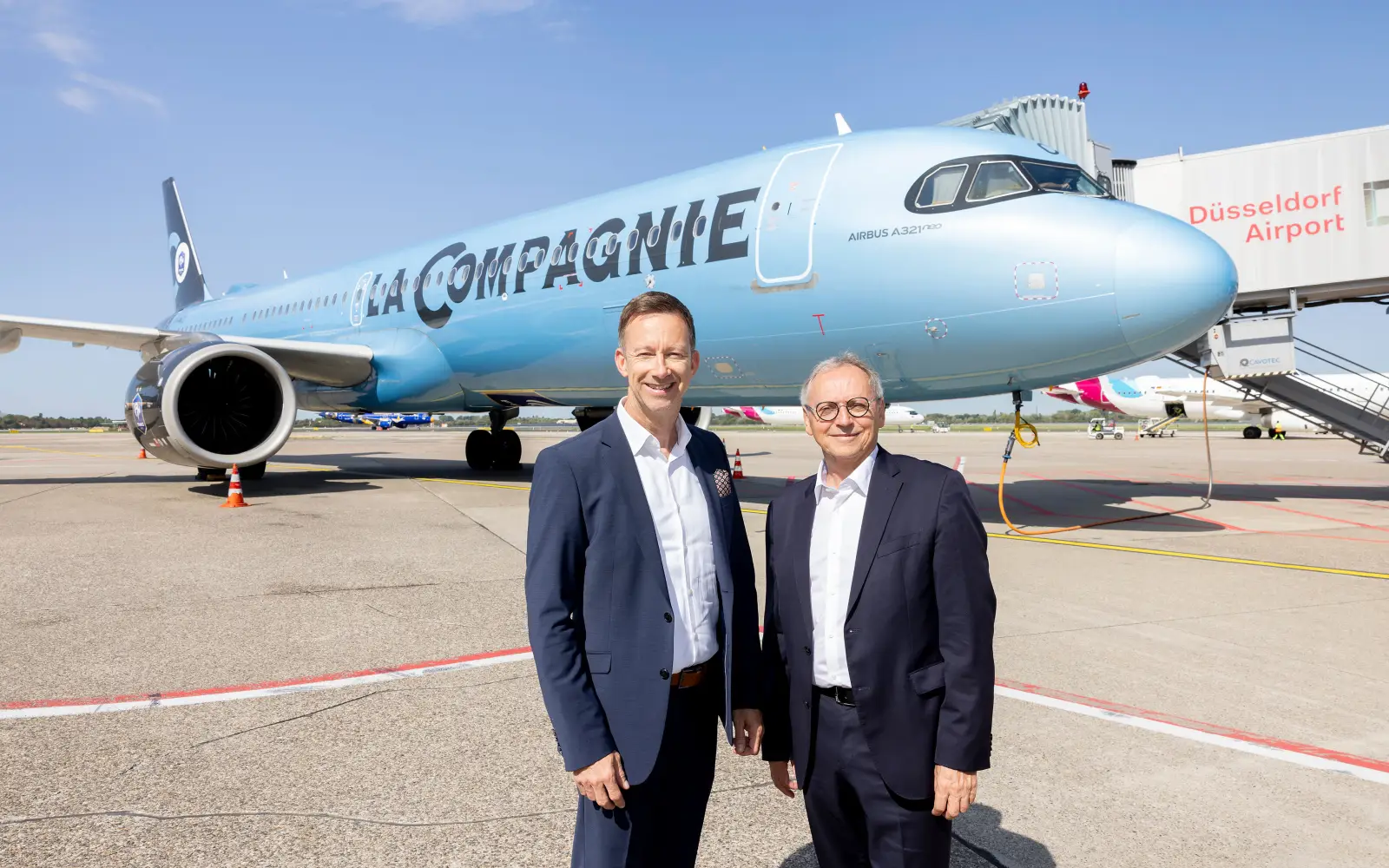 Ab Mittwoch, 21. April 2027, geht es mit dem Airbus A321neo von La Compagnie fünfmal pro Woche nonstop von Düsseldorf nach New York-Newark. (von links): Lars Redeligx, Vorsitzender der Geschäftsführung des Flughafens Düsseldorf, und Christian Vernet, CEO von La Compagnie. Foto: Flughafen Düsseldorf / Andreas Wiese