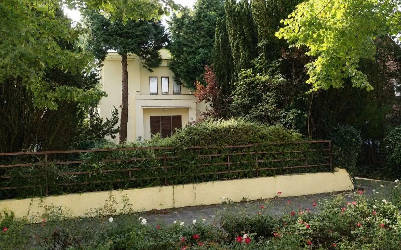 Das Haus Bahnhofstraße 21, früher Hindenburgstraße 21, beherbergte die Post von 1942 bis 1958 und steht seit 2011 unter Denkmalschutz (Aufnahme von 2023). Foto: gemeinfrei