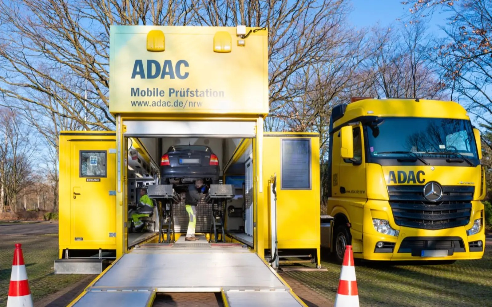 In der mobilen Prüfstation des ADAC Nordrhein werden Bremsen, Stoßdämpfer und die Außenbeleuchtung kontrolliert, vom 20. bis 24. Juli auf dem Bauhaus-Parkplatz an der Keniastraße 28 in Großenbaum. Archivfoto: ADAC Nordrhein