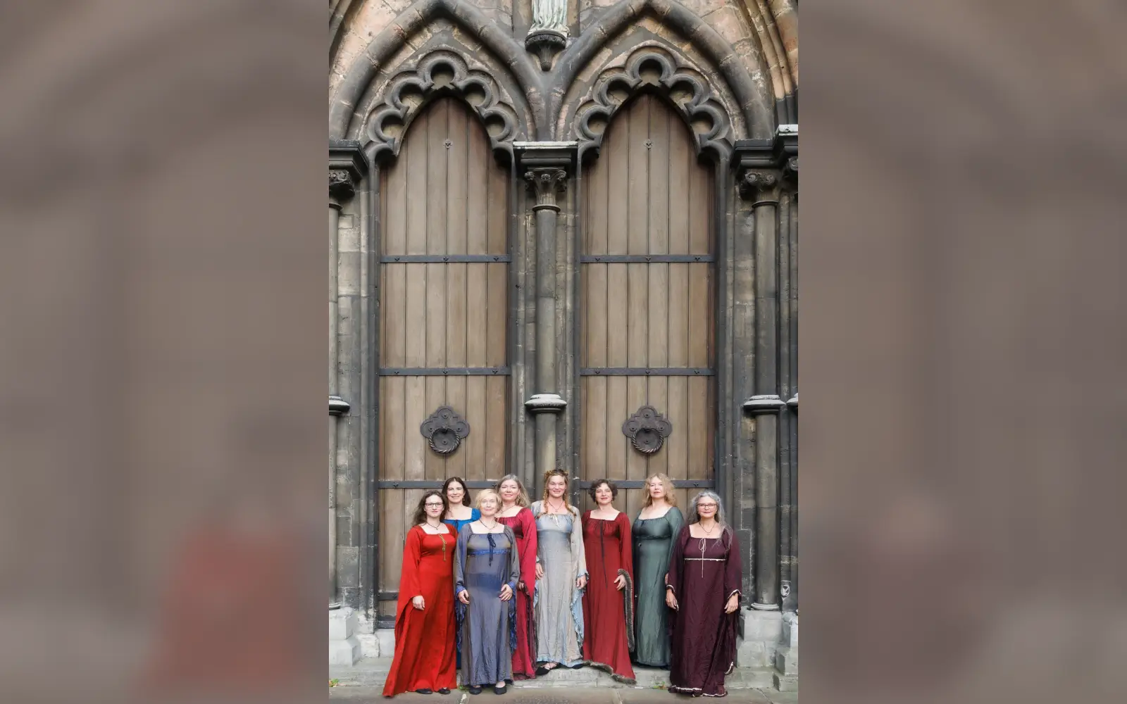 Die Sängerinnen der Frauenschola Ars Choralis Coeln bringen am Samstag, 26. September, Gesänge und Texte der Hildegard von Bingen in die Mündelheimer Kirche St. Dionysius. Foto: Stefan Erhard