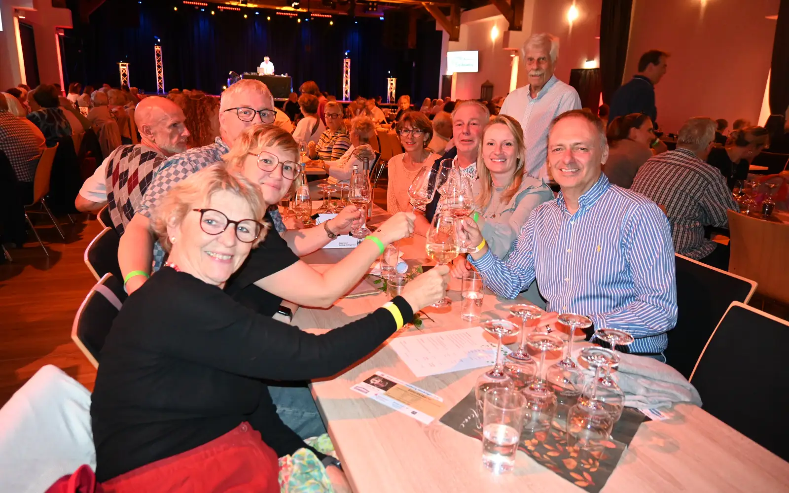 Bei einem guten Tropfen tauschten sich die 330 Gäste beim Weinfest des Bürgervereins Huckingen aus. Foto: sam 
