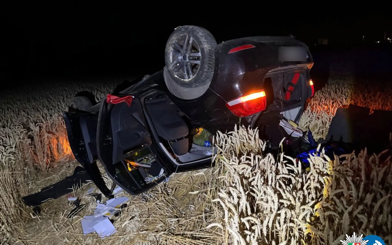 Weil er einem Tier auswich, verlor ein 19-Jähriger die Kontrolle über seinen VW Golf. Das Auto landete auf dem Dach. Foto: Polizei Duisburg