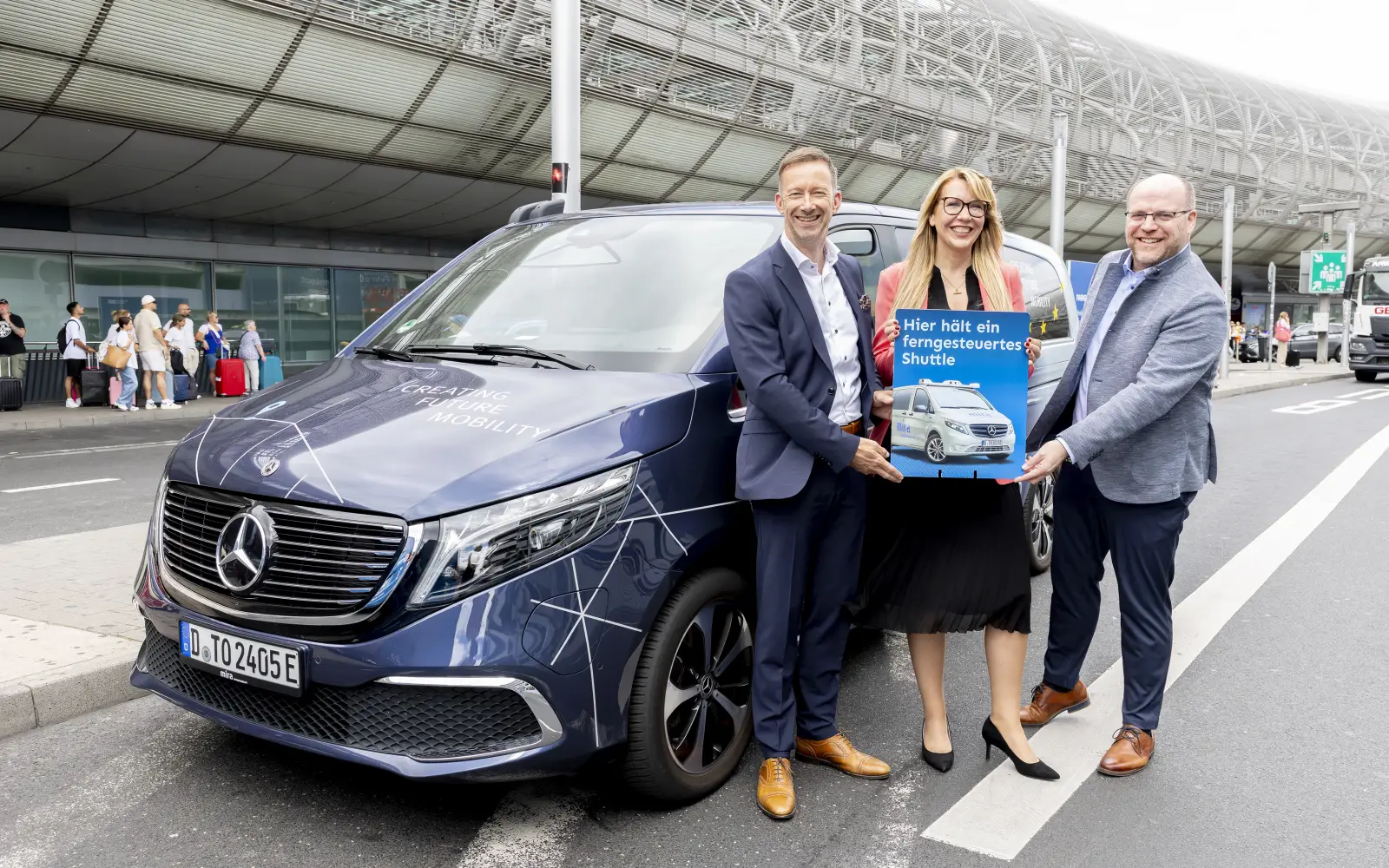 Zwischen Flughafenbahnhof und Terminal fährt das ferngesteuerte Shuttle noch bis Ende September. (von links): Lars Redeligx, Vorsitzender der Geschäftsführung des Flughafens Düsseldorf, Annette Grabbe, Vorständin der Rheinbahn, und Win Neidlinger, Geschäftsführer der MIRA GmbH, beim Start des Testbetriebs im Juli. Archivfoto: Rheinbahn