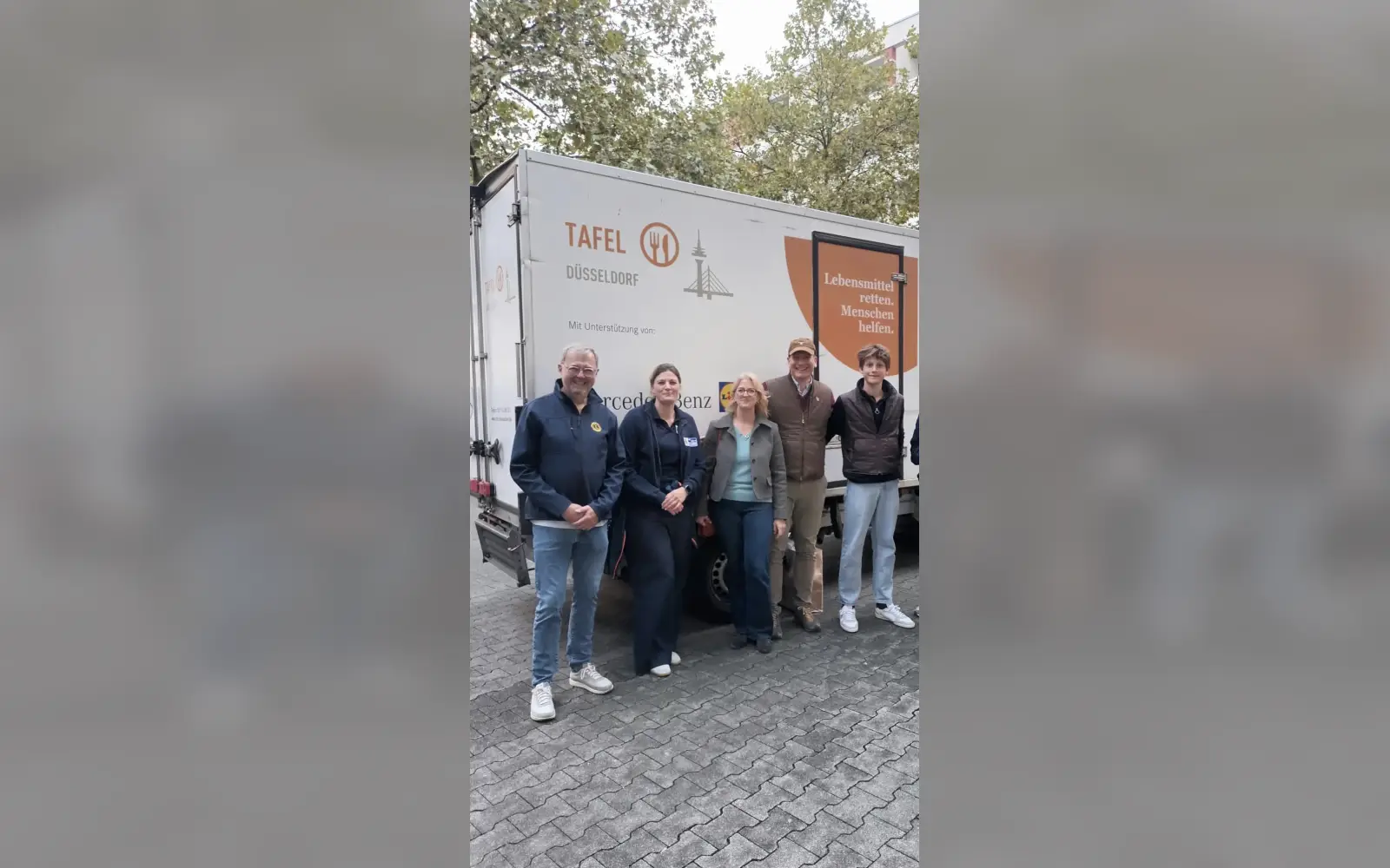 Am Abend holte ein Vertreter der Düsseldorfer Tafel die gesammelten Spenden mit dem Tafel-Fahrzeug ab. Foto: privat