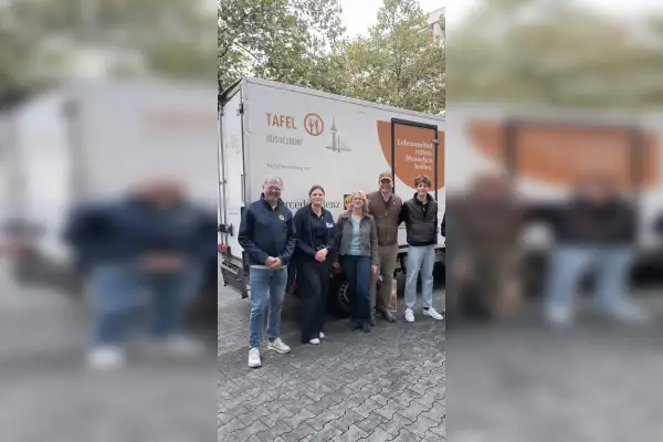 Am Abend holte ein Vertreter der Düsseldorfer Tafel die gesammelten Spenden mit dem Tafel-Fahrzeug ab. Foto: privat