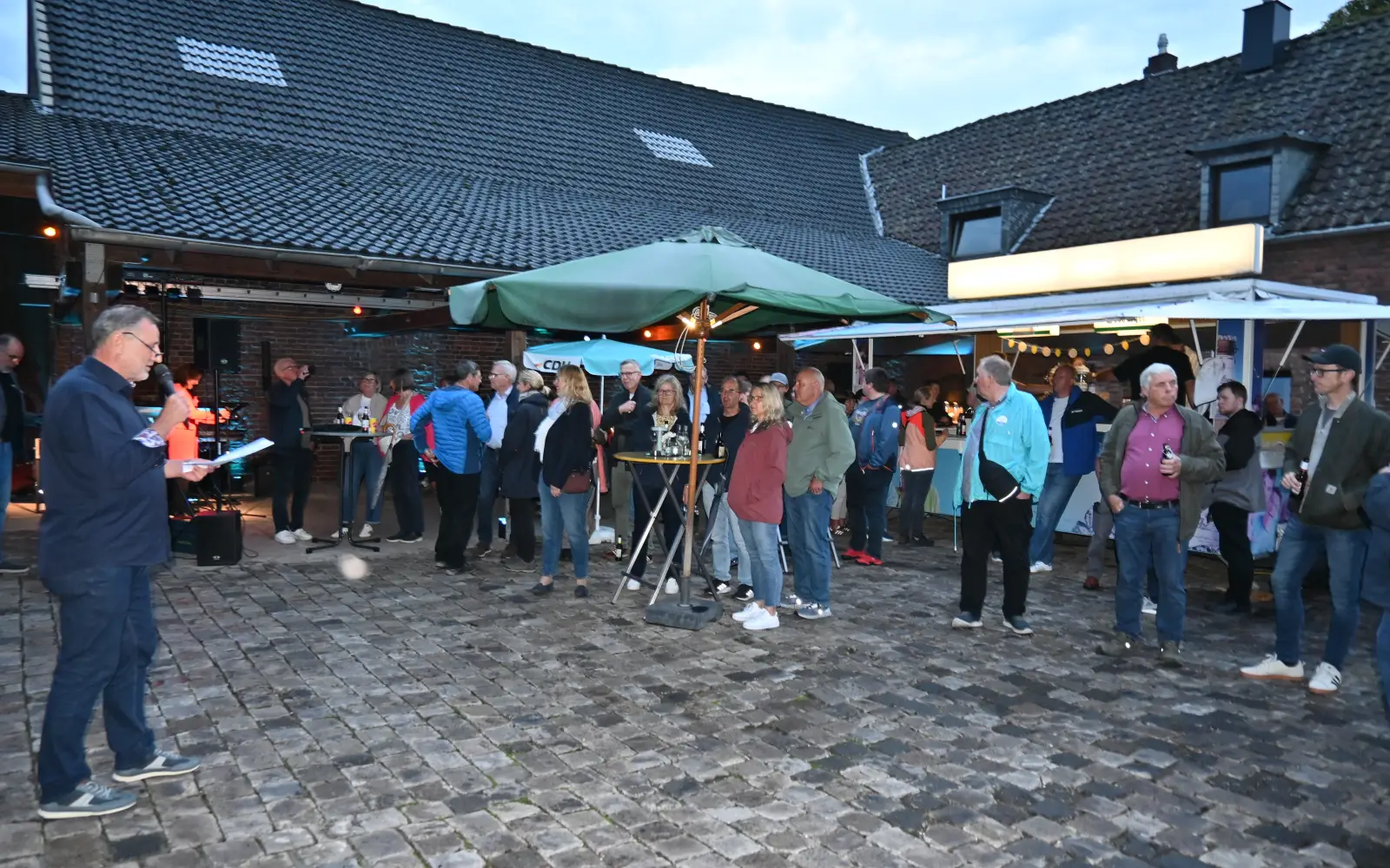 Ratsherr Wolfgang Schwertner begrüßte die zahlreichen Gäste auf dem Petershof in Serm zum CDU-Hoffest. Foto: sam