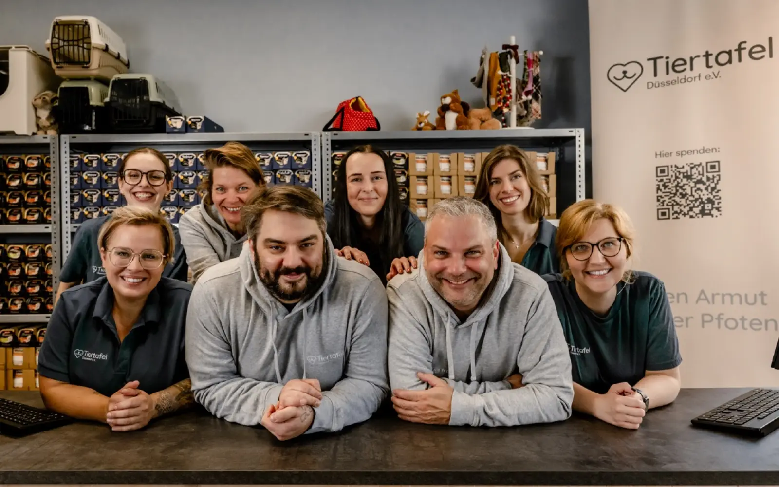 Das ehrenamtliche Team der Tiertafel Düsseldorf setzt sich für Menschen ein, denen das Geld für ihr Tier fehlt. Foto: Bellagrafie.de | Jennifer Schöning