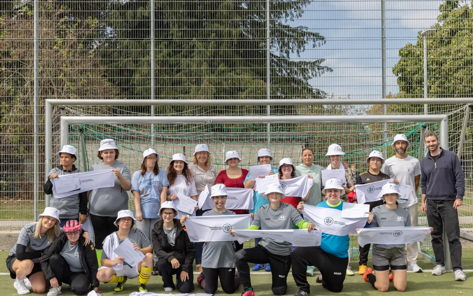 Die Spielerinnen gemeinsam mit Inka Grings sowie Vertreterinnen und Vertretern der DFB-Stiftung Sepp Herberger und der BAG WfbM. Foto: Carsten Kobow
 