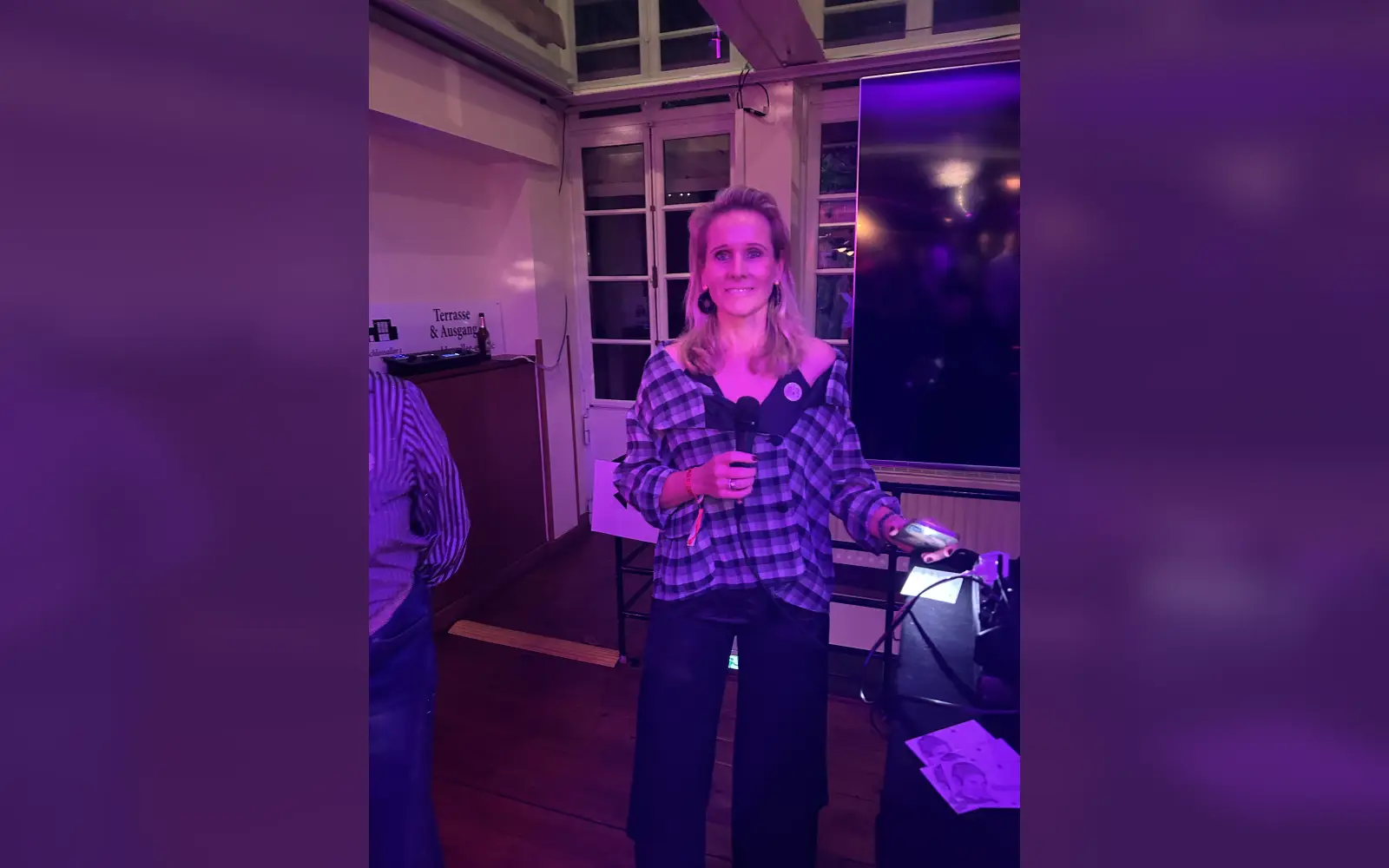 Sabine Hartmann (links) freute sich am Eingang über den Besuch von Past Distrikt Governorin Simone S. Cruickshank bei der ersten Lions Charity Party Night. Foto: privat