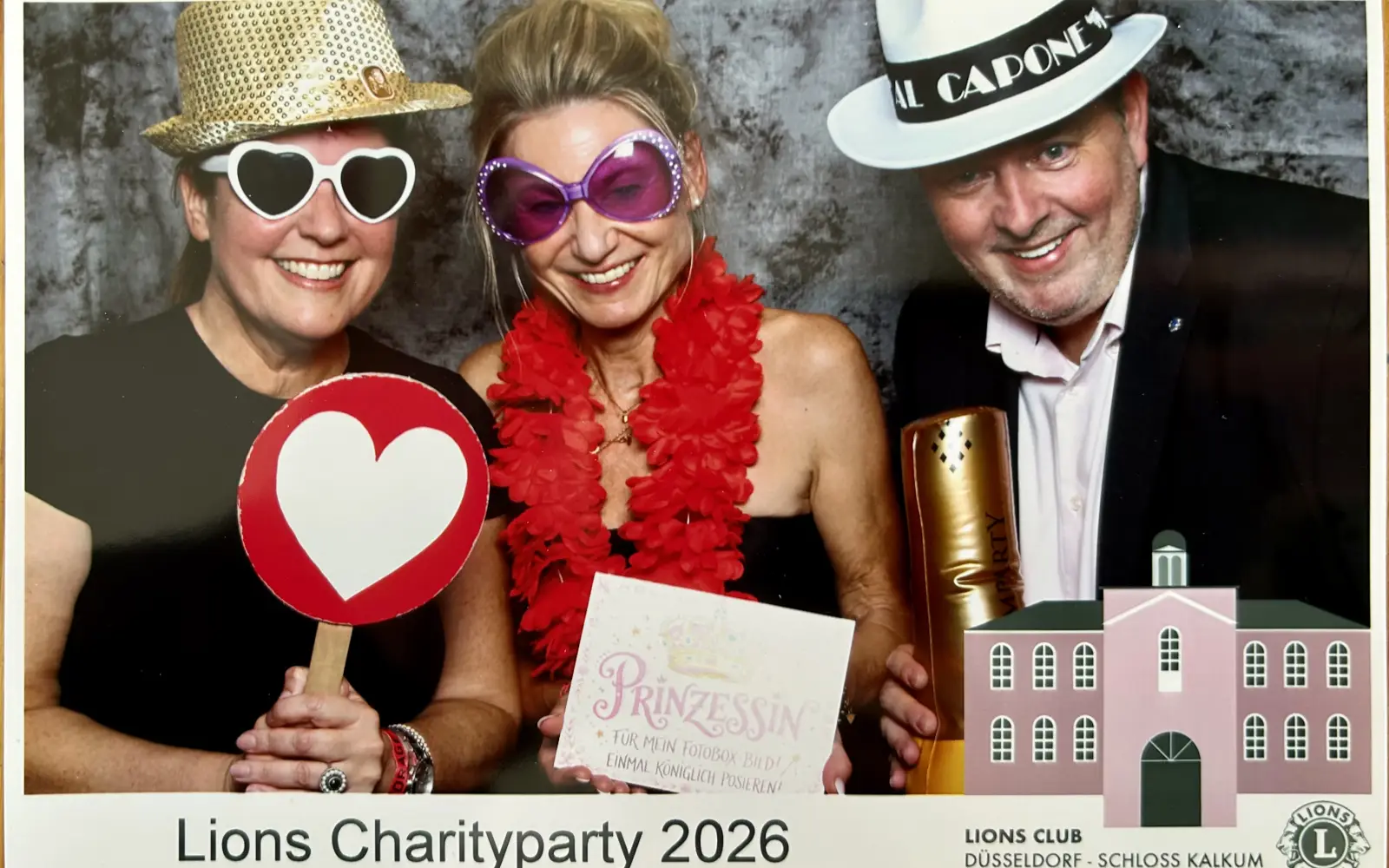 Viele Gäste nutzten die Fotobox für eine Erinnerung an die erste Lions Charity Party Night des Lions Club Düsseldorf-Schloss Kalkum. Foto: privat