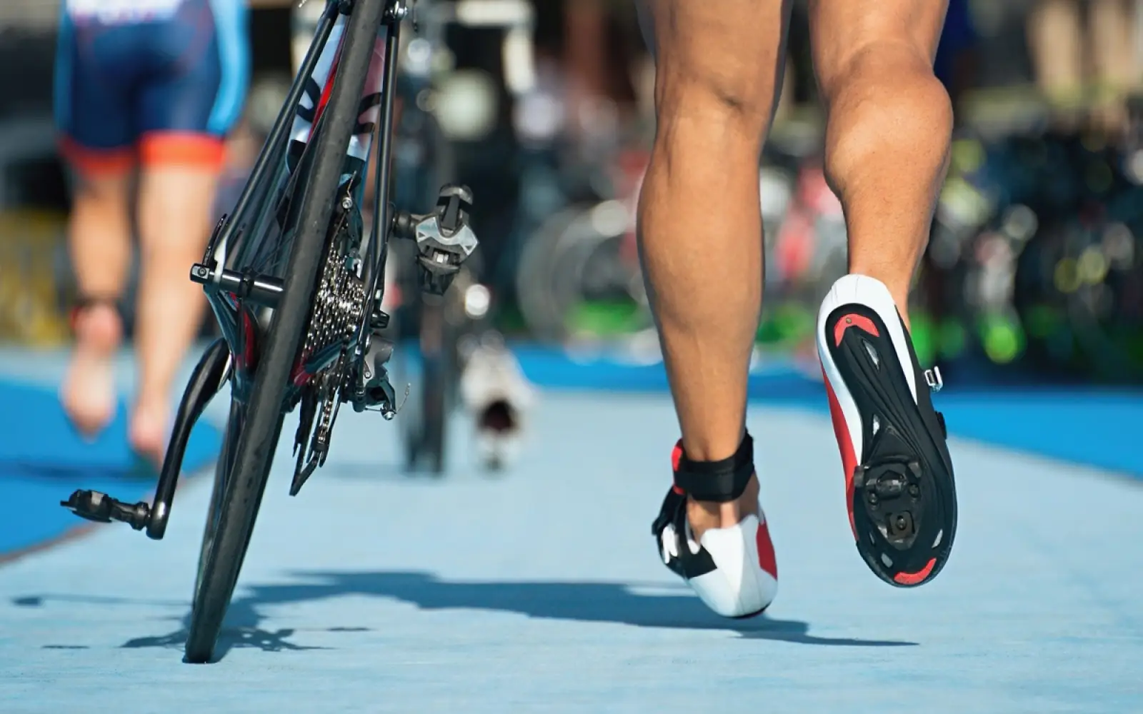 Rund 2.500 Triathletinnen und Triathleten wechseln beim IRONMAN 70.3 am Sonntag, 16. August, im Sportpark Duisburg zwischen Schwimmen, Radfahren und Laufen. Symbolfoto: Pavel1964
