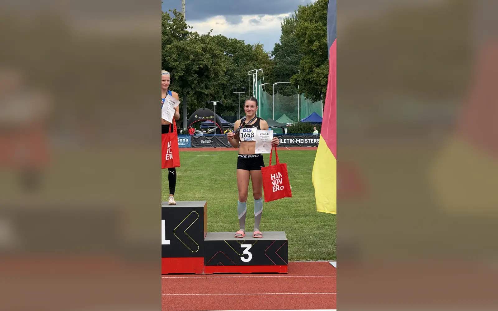 Victoria Otto auf der dritten Stufe des Siegerpodests in Hannover. Die 14-Jährige vom TV Kalkum-Wittlaer holte mit 3.780 Punkten im Siebenkampf ihre erste Medaille auf nationaler Bühne. Foto: Alexander Otto