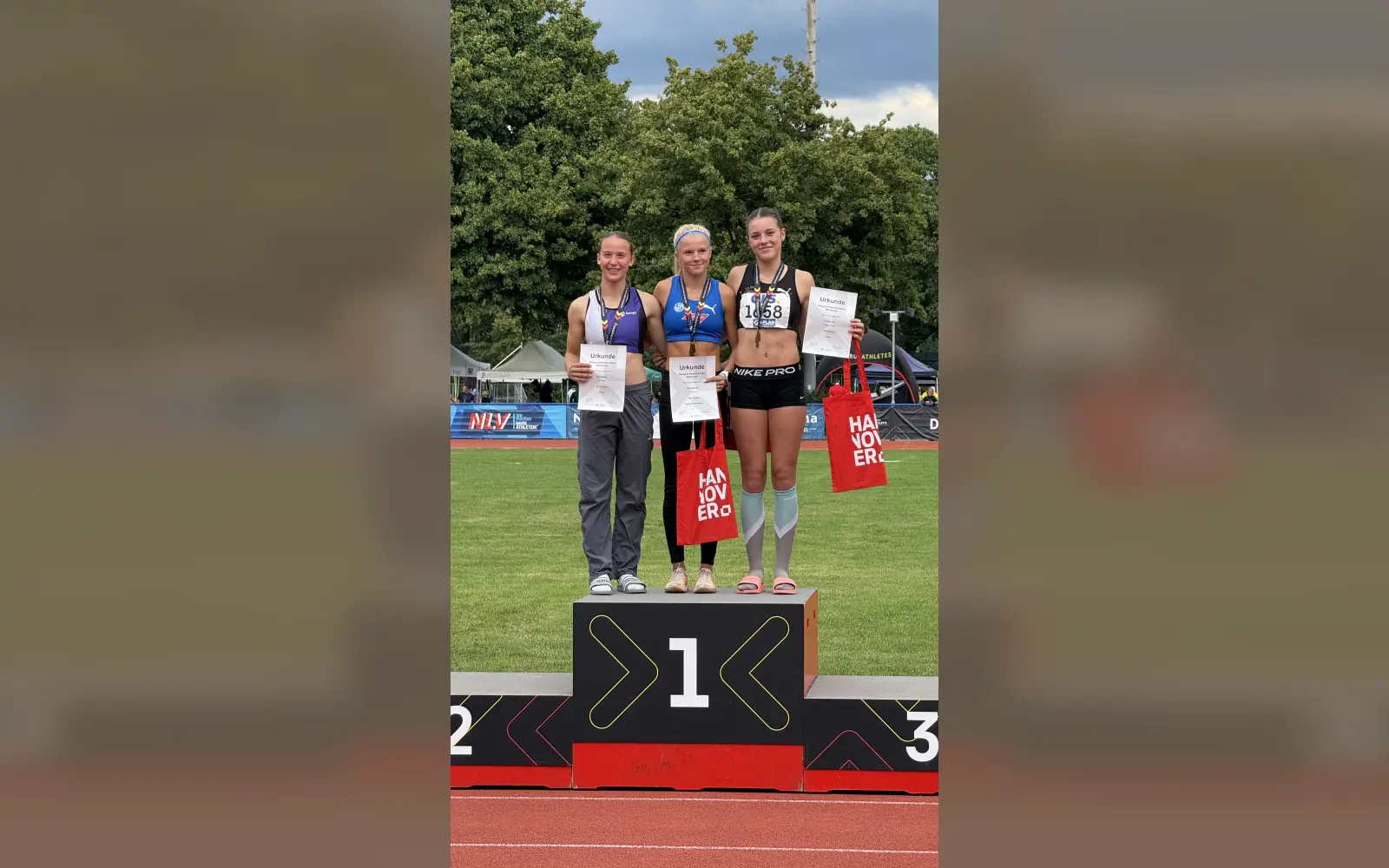 Victoria Otto (rechts) mit den beiden Erstplatzierten bei der Siegerehrung der Deutschen Mehrkampfmeisterschaften in Hannover. Für die Angermunderin ist die Bronzemedaille im Siebenkampf der größte Erfolg ihrer jungen Laufbahn. Foto: Alexander Otto