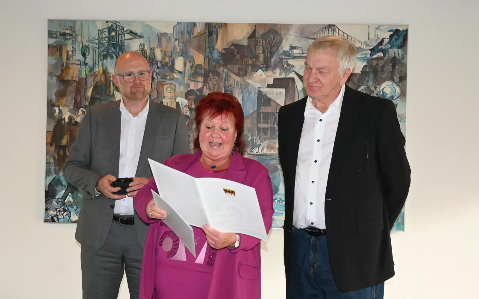 Klaus Drechsler (rechts) freute sich über die Auszeichnung von OB Sören Link und Bezirksbürgermeisterin Beate Lieske Foto: sam