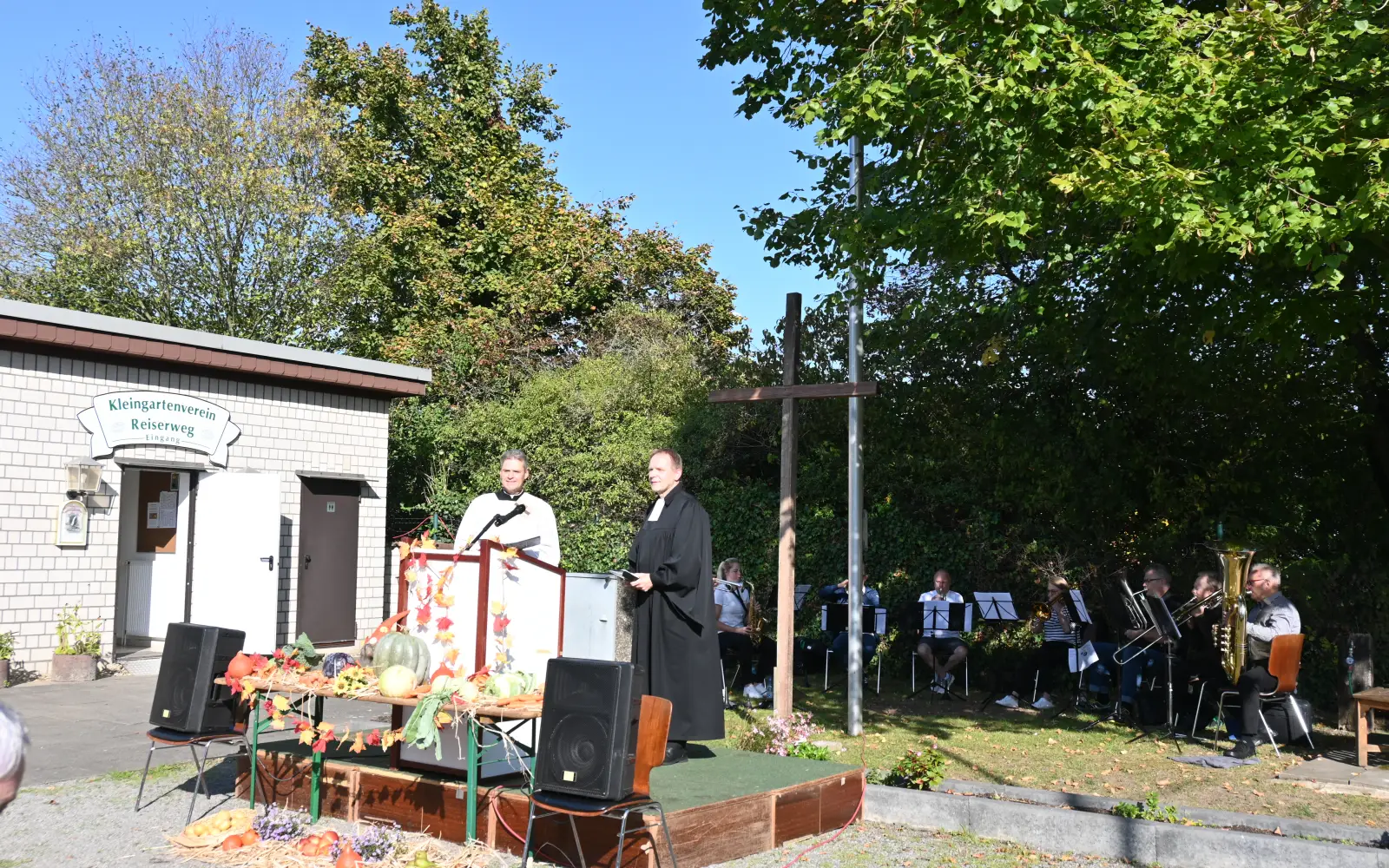 Den ökumenischen Gottesdienst im Kleingartenverein Reiserweg hielten Pfarrer Ernst Schmidt (rechts) und Diakon Thomas Löv. Foto: am