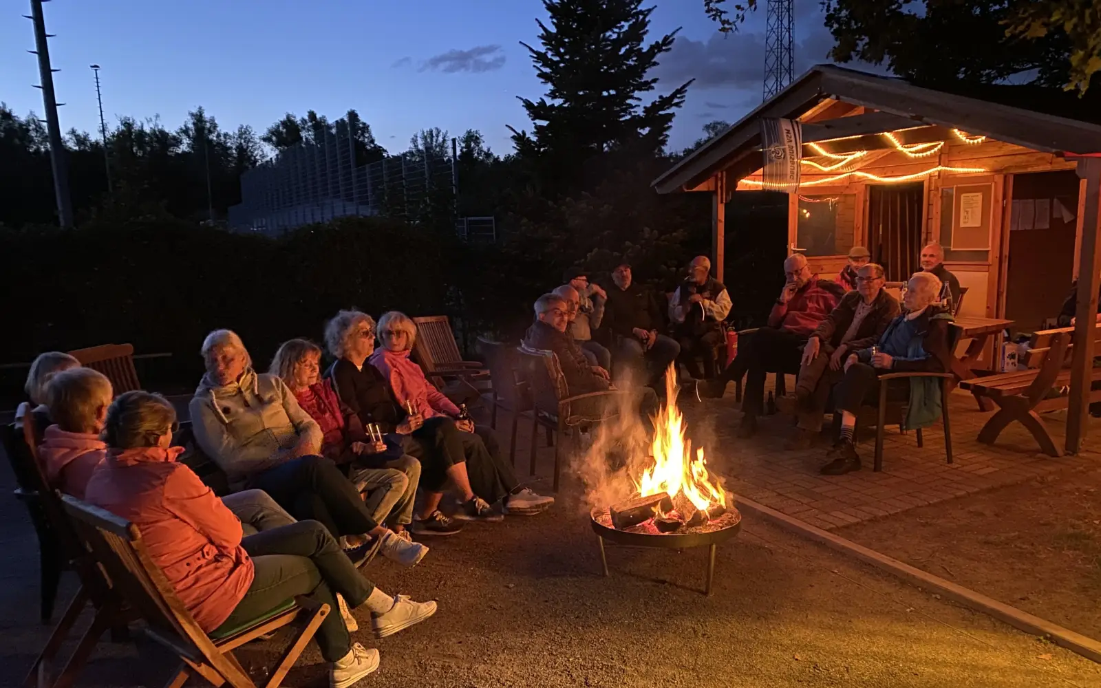 Mit einem gemütlichen Lagerfeuer klang das Sommerfest aus. Foto: privat
