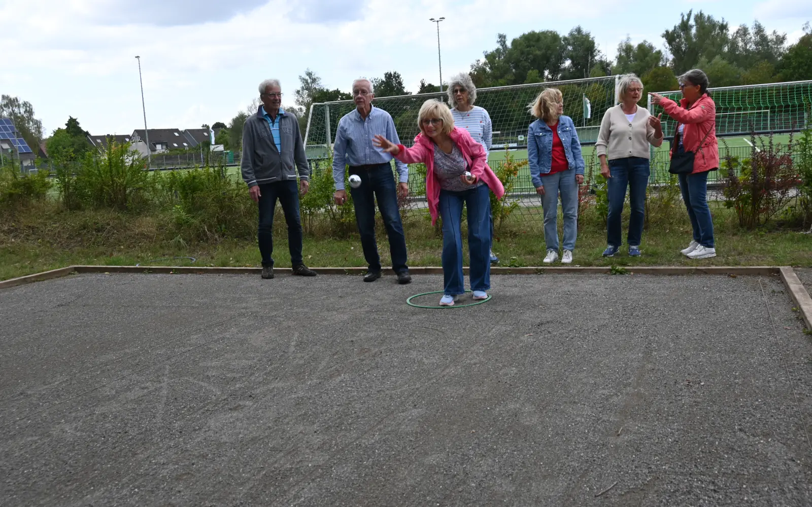 Auch Gäste waren beim Fest zum zehnjährigen Jubiläum der Boule-Abteilung in der TSR dabei und probierten den Sport aus. Foto: sam