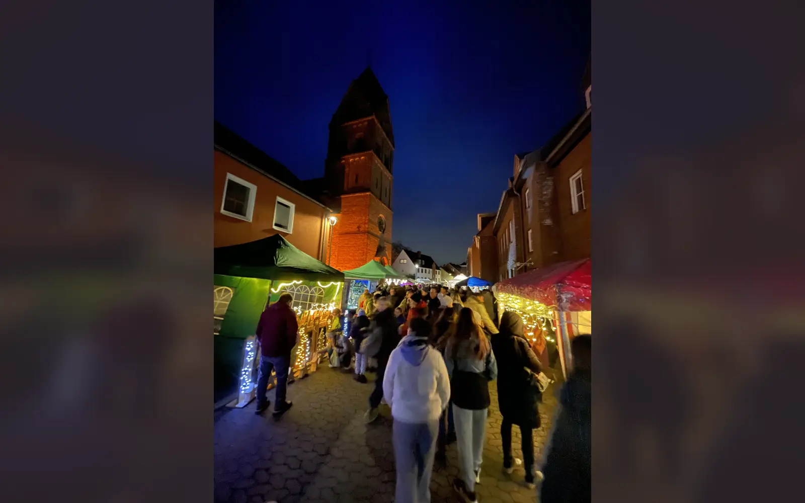 Der Angermunder Nikolausmarkt zog im vergangenen Jahr die Besucher am Abend zwischen die beleuchteten Stände im Ortskern. Archivfoto: Mein Angermund e.V.