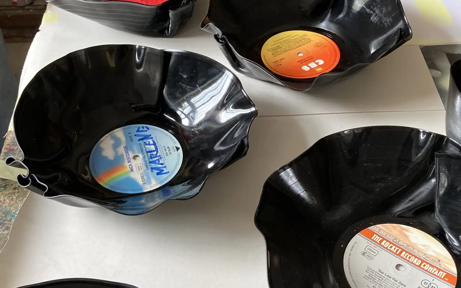 Auch Schalen aus alten Schallplatten sind im Ferienkurs der Kreativitätsschule Düsseldorf entstanden. Foto: privat