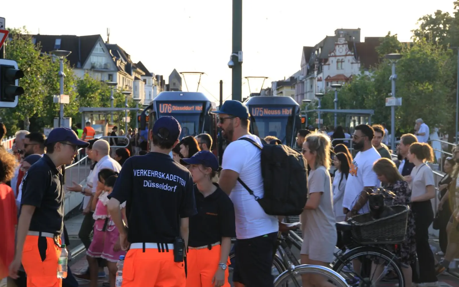 Am Luegplatz sorgten Verkehrskadetten 2025 dafür, dass die Menschenmassen sicher in die Stadtbahnen zur Rheinkirmes gelangten (Archivfoto). Foto: Rheinbahn