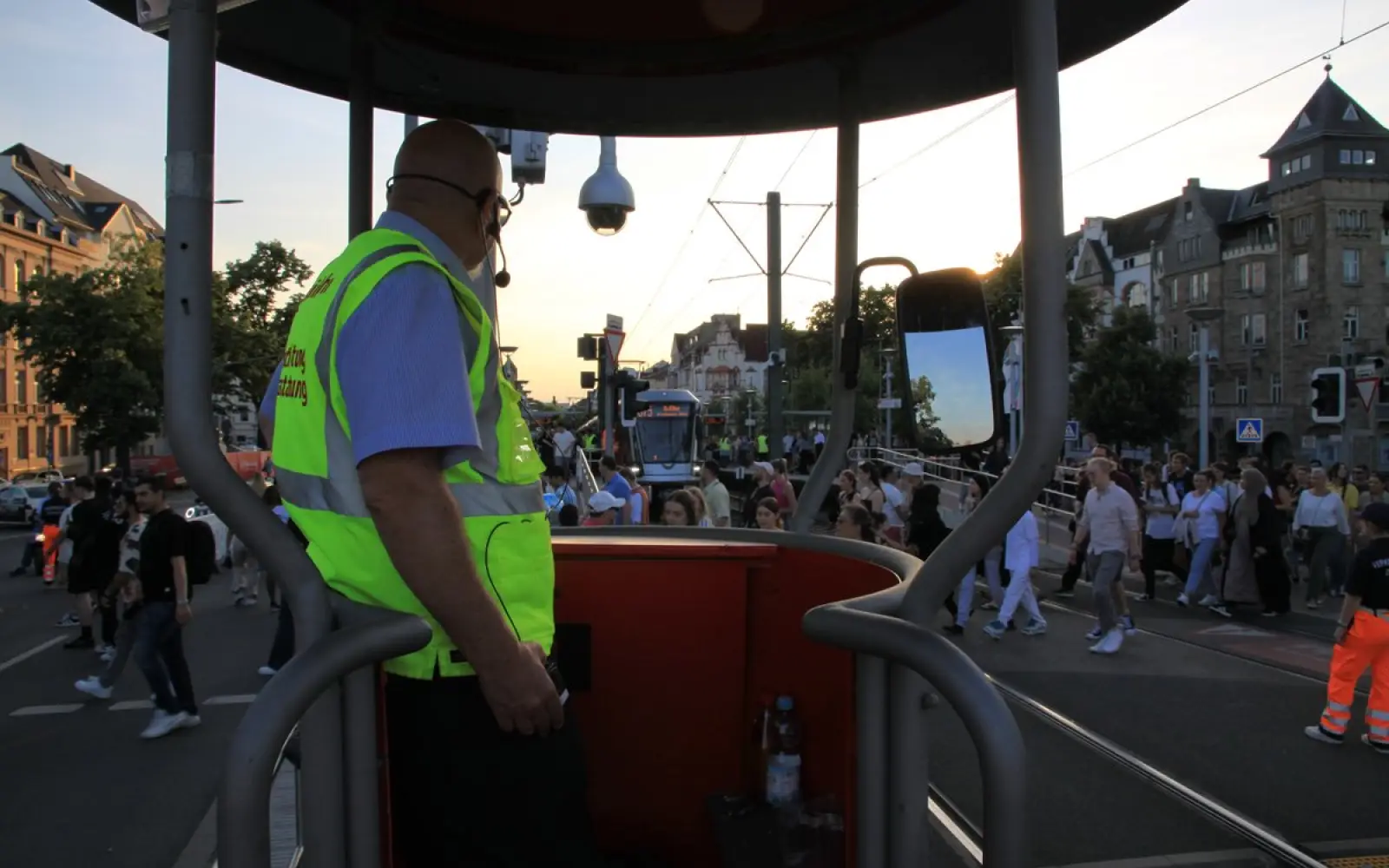 Rheinbahn-Personal behielt 2025 vom erhöhten Stand aus die Menschenmassen rund um die Haltestelle im Blick (Archivfoto). Foto: Rheinbahn