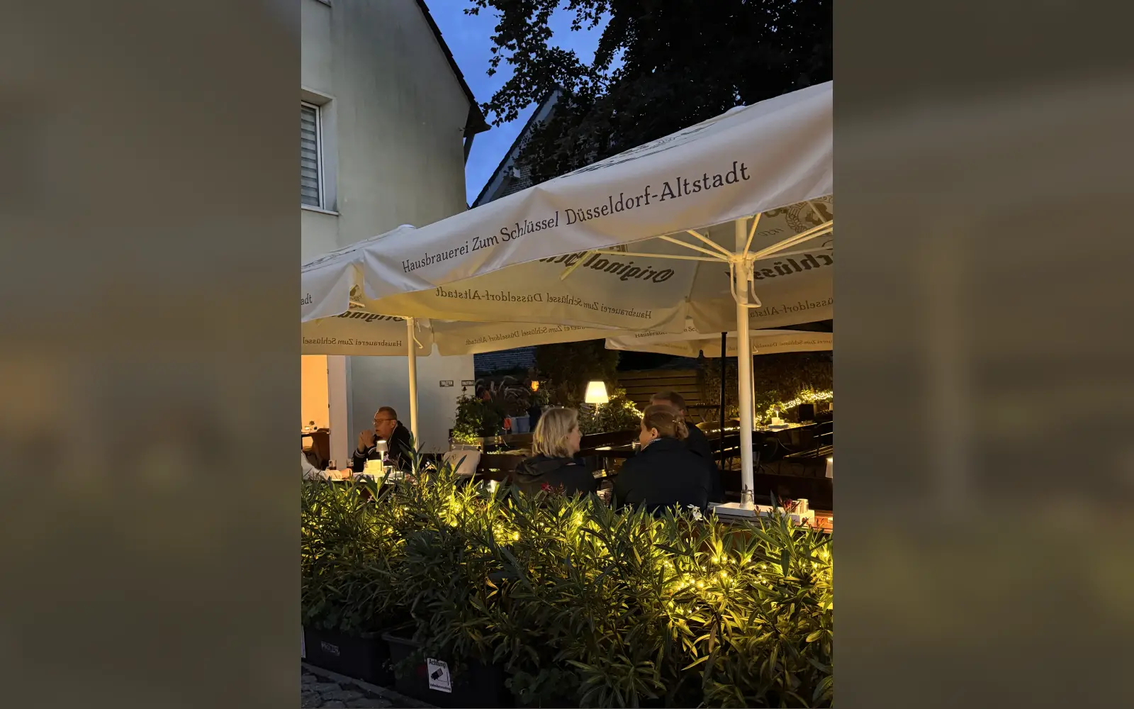 Unter den Schirmen an der Anger sitzen die Gäste bis zur Schließungszeit um 22 Uhr. Foto: Olivia Schulz