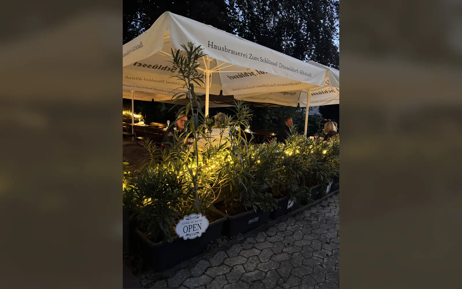 Ab Montag, 5. Oktober, wird die Terrasse winterfest gemacht, die Schirme bleiben stehen. Foto: Olivia Schulz