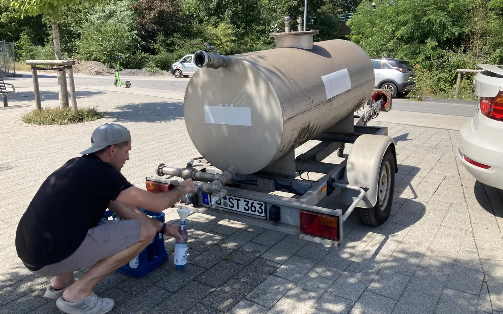 Eine Woche lang mussten einige Huckinger für die Zubereitung von Speisen und Getränken Wasser aus speziellen Wagen nehmen. Nun wurde diese Vorsichtsmaßnahme zurückgenommen. Foto: sam  