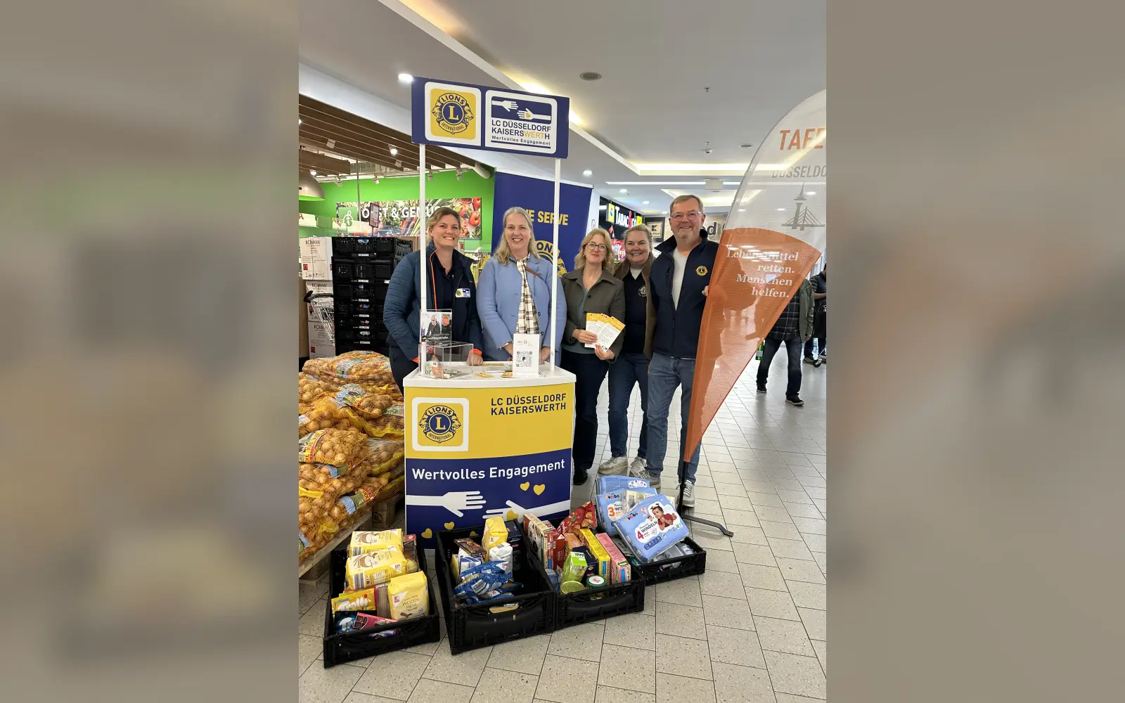 Am Infostand des Lions Club Düsseldorf-Kaiserswerth stapelten sich die Kisten mit gespendeten Lebensmitteln und Hygieneartikeln. Foto: privat