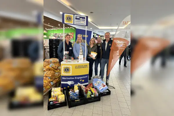 Am Infostand des Lions Club Düsseldorf-Kaiserswerth stapelten sich die Kisten mit gespendeten Lebensmitteln und Hygieneartikeln. Foto: privat