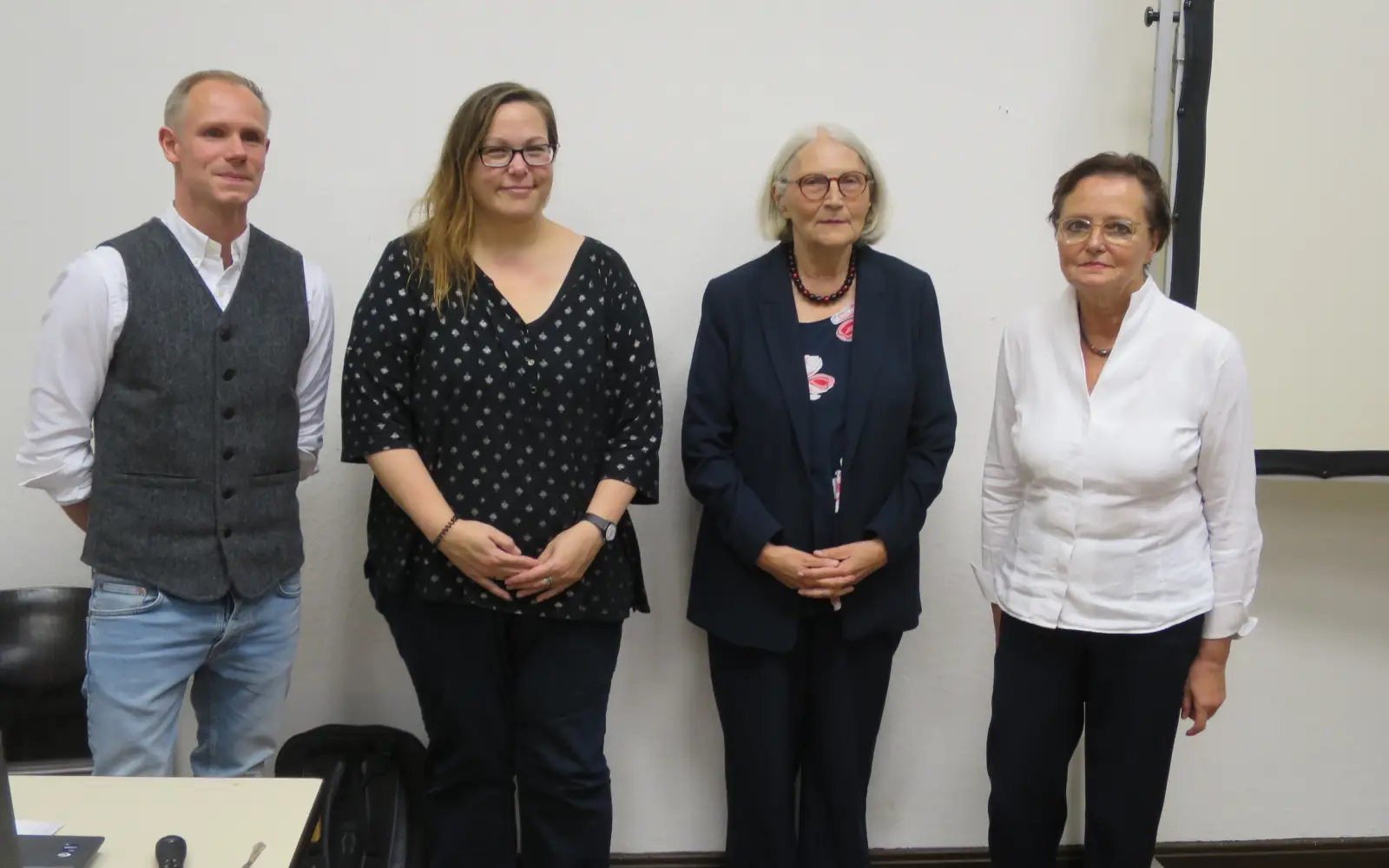 Nach dem Vortrag über archäologische Funde in Kaiserswerth (von links): Dr. Jona Schröder, Sabine Thomsen sowie die Vorstandsmitglieder des Heimat- und Bürgervereins Kaiserswerth, Kerstin Döhler und Ursula Lösch. Foto: hs