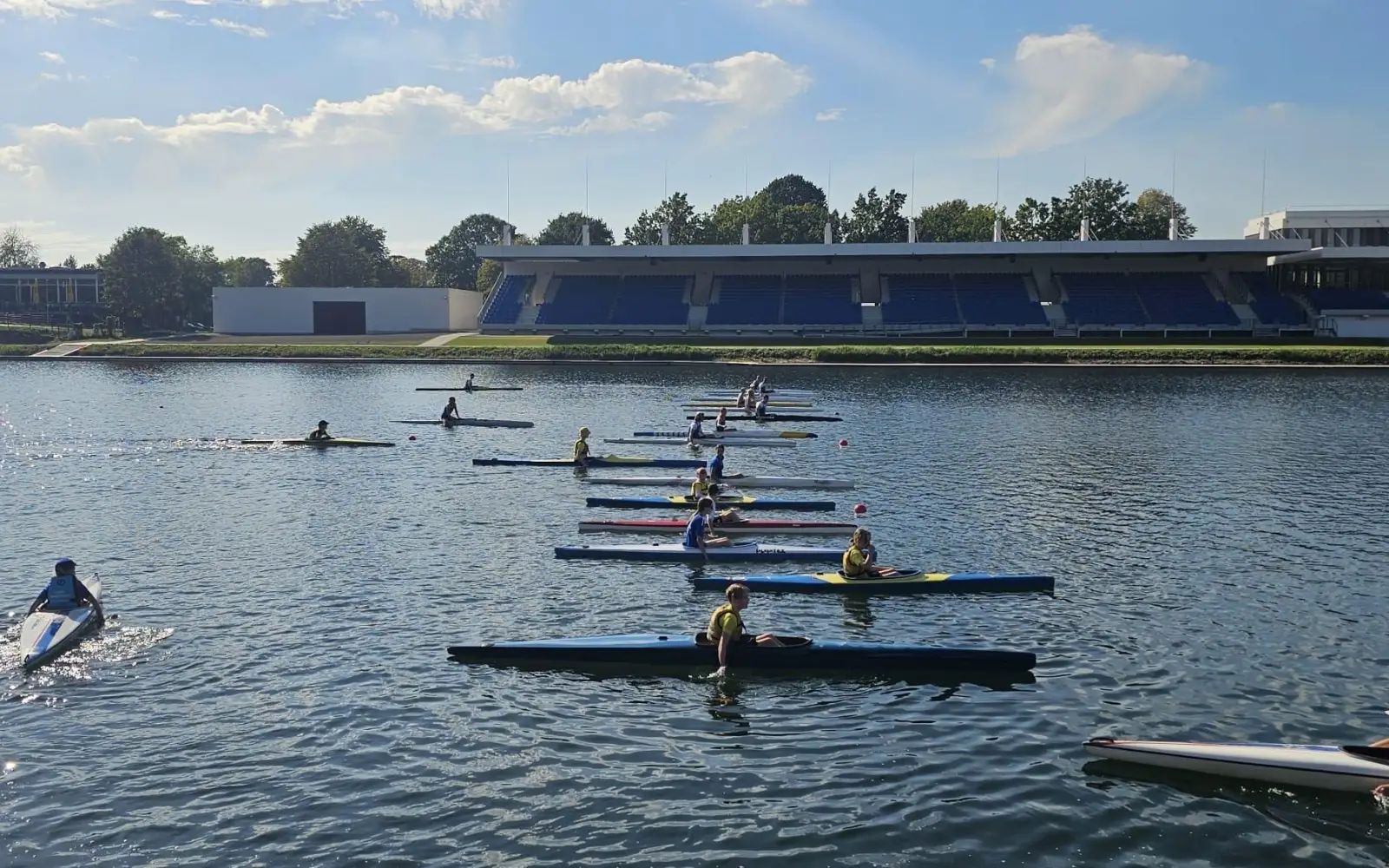 Rund 120 Kanuten kämpfen bei sonnigem Wetter auf der Regattabahn in Duisburg-Wedau um die Stadtmeisterschaften im Kanurennsport. Foto: privat