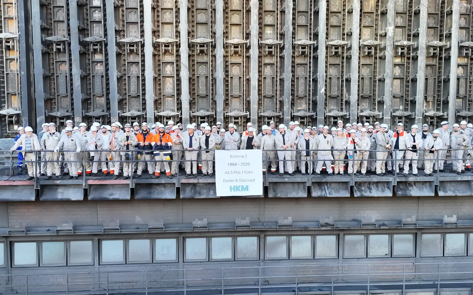 Diese HKM-Mitarbeitenden stellten sich vor Ofen Nr. 265, dem Ofen, aus dem der letzte Koks der Batterie 2 gedrückt wurde. Foto: HKM