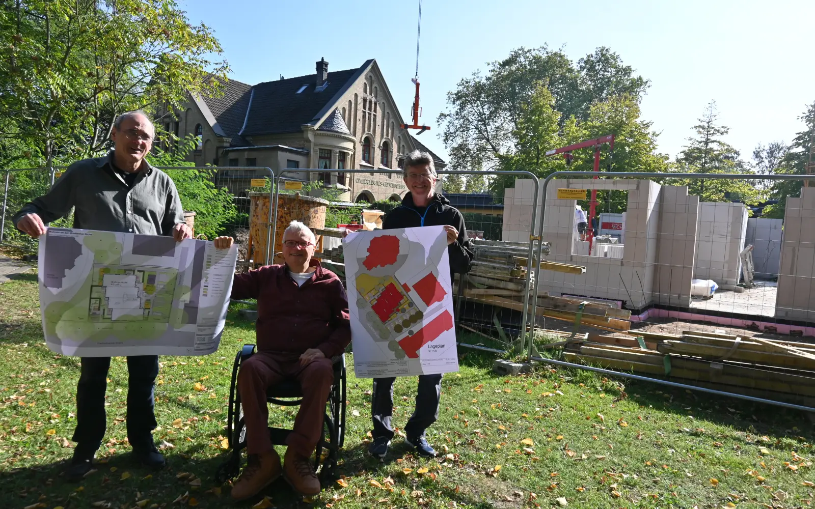 Stellten das Neubauprojekt in Wanheim vor (von links): Architekt Stefan Grosser, Presbyter und Initiator Frank-Michael Rich und Jörg Niggemann. Foto: sam