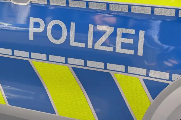 Rollerfahrerin flüchtet nach Unfall in Wanheimerort und lässt ihren Sozius zurück