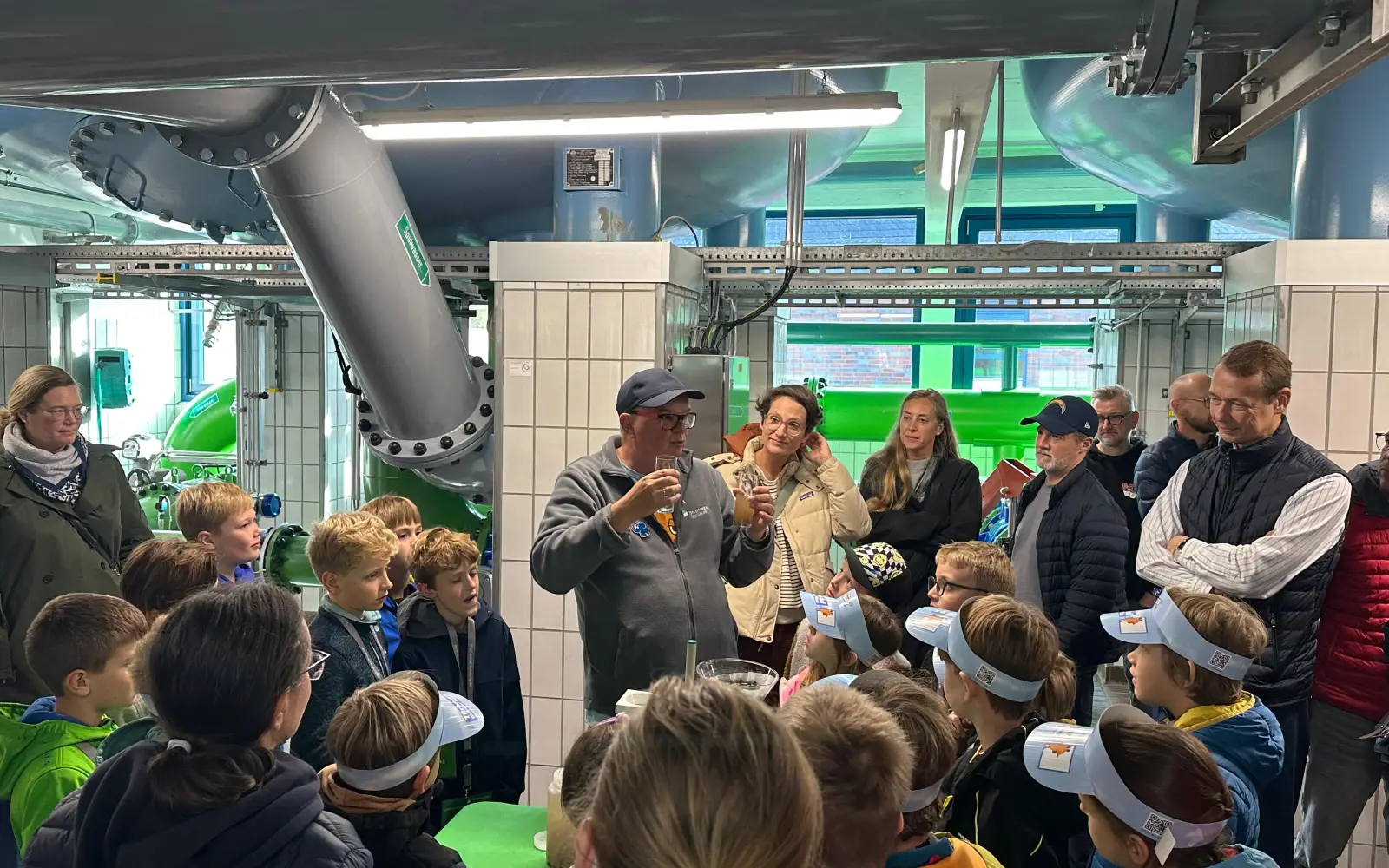 Beim Rundgang durch das Wasserwerk Bockum erklärten Expertinnen und Experten der Stadtwerke Duisburg den Kindern, wie das Trinkwasser in den Wasserhahn gelangt. Foto: Stadtwerke Duisburg AG